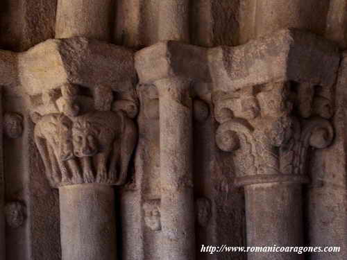 PORTADA ENTRE TEMPLO Y CLAUSTRO: CAPITELES